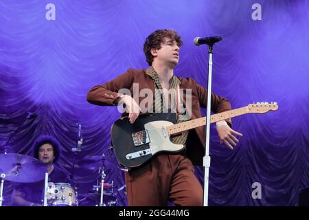 Portsmouth, Großbritannien. August 2021. Luke Pritchard, Sänger und Rhythmusgitarrist der englischen Indie-Rockband The Kooks aus Brighton, tritt während des Victorious Festival in Southsea, Portsmouth, live auf. Kredit: SOPA Images Limited/Alamy Live Nachrichten Stockfoto