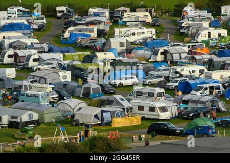 Burton Bradstock, Dorset, Großbritannien. August 2021. Wetter in Großbritannien. Der Campingplatz im Freshwater Beach Holiday Park bei Burton Bradstock in Dorset ist an einem heißen, sonnigen Abend während des Feiertagswochenendes voll mit Ferienwägen, Zelten und Wohnmobilen. Bildnachweis: Graham Hunt/Alamy Live News Stockfoto