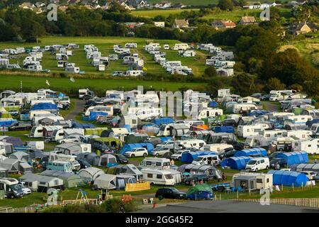 Burton Bradstock, Dorset, Großbritannien. August 2021. Wetter in Großbritannien. Der Campingplatz im Freshwater Beach Holiday Park bei Burton Bradstock in Dorset ist an einem heißen, sonnigen Abend während des Feiertagswochenendes voll mit Ferienwägen, Zelten und Wohnmobilen. Bildnachweis: Graham Hunt/Alamy Live News Stockfoto