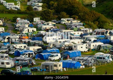 Burton Bradstock, Dorset, Großbritannien. August 2021. Wetter in Großbritannien. Der Campingplatz im Freshwater Beach Holiday Park bei Burton Bradstock in Dorset ist an einem heißen, sonnigen Abend während des Feiertagswochenendes voll mit Ferienwägen, Zelten und Wohnmobilen. Bildnachweis: Graham Hunt/Alamy Live News Stockfoto