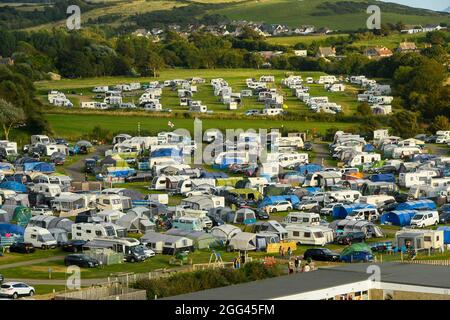 Burton Bradstock, Dorset, Großbritannien. August 2021. Wetter in Großbritannien. Der Campingplatz im Freshwater Beach Holiday Park bei Burton Bradstock in Dorset ist an einem heißen, sonnigen Abend während des Feiertagswochenendes voll mit Ferienwägen, Zelten und Wohnmobilen. Bildnachweis: Graham Hunt/Alamy Live News Stockfoto