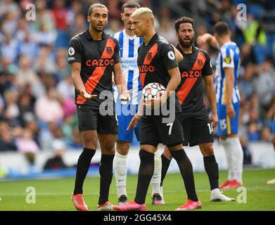 28. August 2021 - Brighton & Hove Albion gegen Everton - Premier League EIN Streit zwischen den Spielern, da Evertons Richarlison darauf besteht, während des Premier League-Spiels im Amex Stadium, Brighton, die Strafe anstelle des regulären Elfmeters Calvert-Lewin zu übernehmen. Bildnachweis : © Mark Pain / Alamy Live News Stockfoto