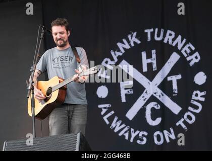 Portsmouth, Großbritannien. August 2021. Francis Edward 'Frank' Turner, englischer Punk- und Folksänger-Songwriter und Gitarrist, tritt während des Victorious Festival in Southsea, Portsmouth, live auf der Bühne auf. (Foto von Dawn Fletcher-Park/SOPA Images/Sipa USA) Quelle: SIPA USA/Alamy Live News Stockfoto