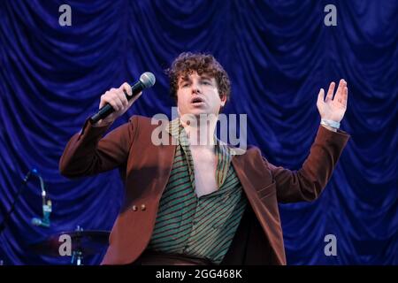 Portsmouth, Großbritannien. August 2021. Luke Pritchard, Sänger und Rhythmusgitarrist der englischen Indie-Rockband The Kooks aus Brighton, tritt während des Victorious Festival in Southsea, Portsmouth, live auf. (Foto von Dawn Fletcher-Park/SOPA Images/Sipa USA) Quelle: SIPA USA/Alamy Live News Stockfoto