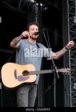 Portsmouth, Großbritannien. August 2021. Francis Edward 'Frank' Turner, englischer Punk- und Folksänger-Songwriter und Gitarrist, tritt während des Victorious Festival in Southsea, Portsmouth, live auf der Bühne auf. (Foto von Dawn Fletcher-Park/SOPA Images/Sipa USA) Quelle: SIPA USA/Alamy Live News Stockfoto