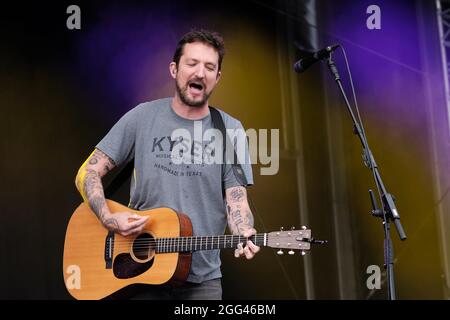 Portsmouth, Großbritannien. August 2021. Francis Edward 'Frank' Turner, englischer Punk- und Folksänger-Songwriter und Gitarrist, tritt während des Victorious Festival in Southsea, Portsmouth, live auf der Bühne auf. (Foto von Dawn Fletcher-Park/SOPA Images/Sipa USA) Quelle: SIPA USA/Alamy Live News Stockfoto