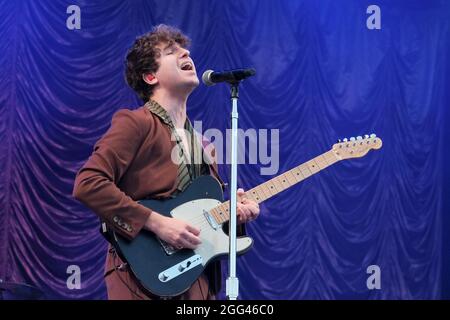 Portsmouth, Großbritannien. August 2021. Luke Pritchard, Sänger und Rhythmusgitarrist der englischen Indie-Rockband The Kooks aus Brighton, tritt während des Victorious Festival in Southsea, Portsmouth, live auf. (Foto von Dawn Fletcher-Park/SOPA Images/Sipa USA) Quelle: SIPA USA/Alamy Live News Stockfoto