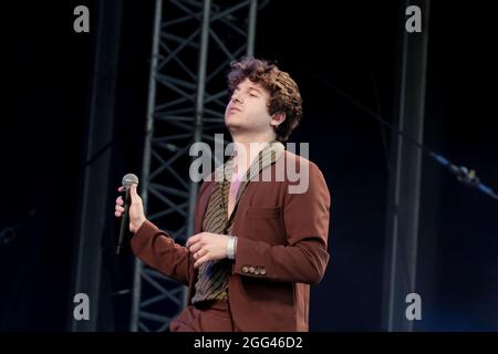 Portsmouth, Großbritannien. August 2021. Luke Pritchard, Sänger und Rhythmusgitarrist der englischen Indie-Rockband The Kooks aus Brighton, tritt während des Victorious Festival in Southsea, Portsmouth, live auf. (Foto von Dawn Fletcher-Park/SOPA Images/Sipa USA) Quelle: SIPA USA/Alamy Live News Stockfoto