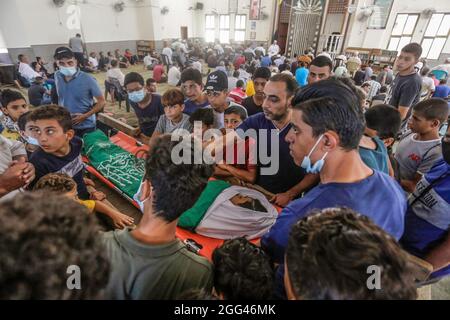 Gaza, Palästina. August 2021. (ANMERKUNG DER REDAKTION: Bild zeigt den Tod) in der Nähe des Leichnads eines 12-jährigen Omar Abu al-Nil trauern Palästinenser im Osten von Gaza-Stadt. Abu al-Nile starb am 21. August 2021 an den Verletzungen, die er bei einem Protest gegen den Grenzzaun zwischen Israel und Gaza erlitten hatte. Bei den Unruhen wurden 42 Demonstranten verletzt und der israelische Scharfschütze wurde ebenfalls angeschossen und befand sich in einem kritischen Zustand. Kredit: SOPA Images Limited/Alamy Live Nachrichten Stockfoto
