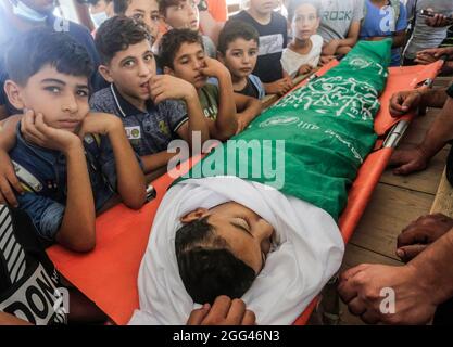 Gaza, Palästina. August 2021. (ANMERKUNG DER REDAKTION: Bild zeigt den Tod) in der Nähe des Leichnads eines 12-jährigen Omar Abu al-Nil trauern Palästinenser im Osten von Gaza-Stadt. Abu al-Nile starb am 21. August 2021 an den Verletzungen, die er bei einem Protest gegen den Grenzzaun zwischen Israel und Gaza erlitten hatte. Bei den Unruhen wurden 42 Demonstranten verletzt und der israelische Scharfschütze wurde ebenfalls angeschossen und befand sich in einem kritischen Zustand. Kredit: SOPA Images Limited/Alamy Live Nachrichten Stockfoto