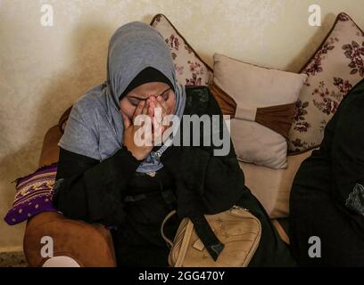 Gaza, Palästina. August 2021. Ein Verwandter eines 12-jährigen Palästinensers Omar Abu al-Nil trauert während seines Trauerzugs im Osten von Gaza-Stadt. Abu al-Nile starb am 21. August 2021 an den Verletzungen, die er bei einem Protest gegen den Grenzzaun zwischen Israel und Gaza erlitten hatte. Bei den Unruhen wurden 42 Demonstranten verletzt und der israelische Scharfschütze wurde ebenfalls angeschossen und befand sich in einem kritischen Zustand. (Foto von Mahmoud Issa/SOPA Images/Sipa USA) Quelle: SIPA USA/Alamy Live News Stockfoto