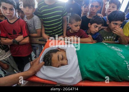 Gaza, Palästina. August 2021. (ANMERKUNG DER REDAKTION: Bild zeigt den Tod) in der Nähe des Leichnads eines 12-jährigen Omar Abu al-Nil trauern Palästinenser im Osten von Gaza-Stadt. Abu al-Nile starb am 21. August 2021 an den Verletzungen, die er bei einem Protest gegen den Grenzzaun zwischen Israel und Gaza erlitten hatte. Bei den Unruhen wurden 42 Demonstranten verletzt und der israelische Scharfschütze wurde ebenfalls angeschossen und befand sich in einem kritischen Zustand. (Foto von Mahmoud Issa/SOPA Images/Sipa USA) Quelle: SIPA USA/Alamy Live News Stockfoto