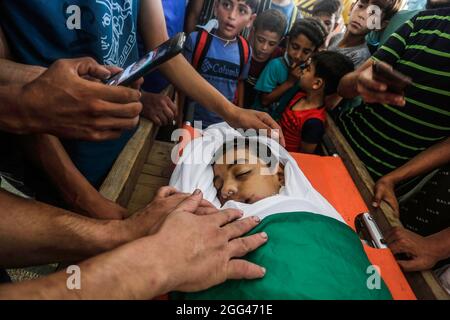 Gaza, Palästina. August 2021. (ANMERKUNG DER REDAKTION: Bild zeigt den Tod) in der Nähe des Leichnads eines 12-jährigen Omar Abu al-Nil trauern Palästinenser im Osten von Gaza-Stadt. Abu al-Nile starb am 21. August 2021 an den Verletzungen, die er bei einem Protest gegen den Grenzzaun zwischen Israel und Gaza erlitten hatte. Bei den Unruhen wurden 42 Demonstranten verletzt und der israelische Scharfschütze wurde ebenfalls angeschossen und befand sich in einem kritischen Zustand. (Foto von Mahmoud Issa/SOPA Images/Sipa USA) Quelle: SIPA USA/Alamy Live News Stockfoto