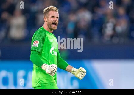 Gelsenkirchen, Deutschland. August 2021. Fußball: 2. Bundesliga, FC Schalke 04 - Fortuna Düsseldorf, Matchday 5, Veltins Arena: Schalkes Torwart Ralf Fährmann feiert nach dem letzten Pfiff. Kredit: David Inderlied/dpa - WICHTIGER HINWEIS: Gemäß den Bestimmungen der DFL Deutsche Fußball Liga und/oder des DFB Deutscher Fußball-Bund ist es untersagt, im Stadion und/oder vom Spiel aufgenommene Fotos in Form von Sequenzbildern und/oder videoähnlichen Fotoserien zu verwenden oder zu verwenden./dpa/Alamy Live News Stockfoto