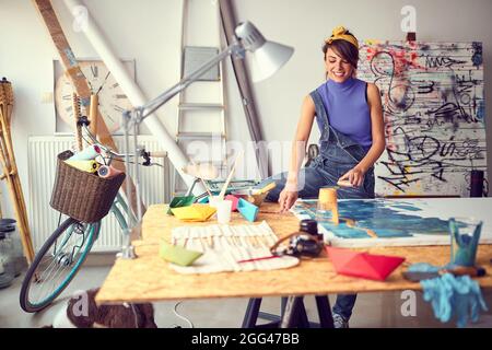 Kreative Malerin Künstlerin, die ein Stück im Studio schafft Stockfoto