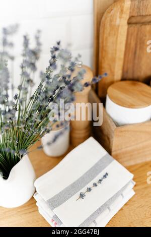 Küche im Landhausstil und Lavendelblüten Stockfoto