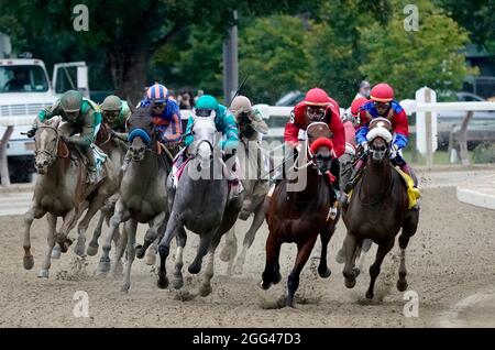 28. August 2021, Saratoga Springs, NY, USA: 28. August 2021: Das Feld für den persönlichen Ensign der Klasse 1, angeführt von #6 Letruska, der von dem Jockey Irad Ortiz Jr. gefahren wird, geht am 28. August 2021 auf die Strecke der Saratoga Race Course in Saratoga Springs, N.Y. Dan HearyEclipse Sportswire CSM Stockfoto