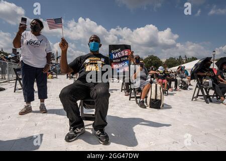 Washington, Usa. August 2021. Die Menschen versammelten sich in der National Mall während des „Marsches auf Washington“ zum 58. Jahrestag der Rede von Rev. Martin Luther King Jr. „I have a Dream“ am Samstag, dem 28. August 2021, in Washington, DC. Wahlrechtler fordern Bundesgesetze zum Schutz und zur Erweiterung des Zugangs zu den Wahlen. Foto von Ken Cedeno/UPI Credit: UPI/Alamy Live News Stockfoto