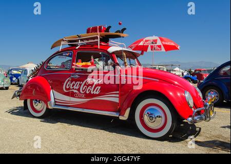 Pomona, USA - 1. Juni 2014: Red Coca-Cola Classic-Marke VW Beetle auf der Pomona Classic Car Show and Sale in der Nähe von Los Angeles. Stockfoto