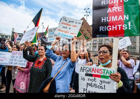 Amsterdam, Niederlande. August 2021. Tausende von Menschen versammelten sich im Zentrum von Amsterdam, um ihre Unterstützung für die afghanischen Menschen zu zeigen, die unter dem Taliban-Regime in Kabul gefangen sind, und um die niederländische Regierung aufzufordern, Afghanistan zu einem unsicheren Herkunftsland zu erklären, so dass afghanische Flüchtlinge und afghanische Menschen ohne Papiere sind Kann das Recht auf Asyl und Sicherheit haben. Kredit: SOPA Images Limited/Alamy Live Nachrichten Stockfoto