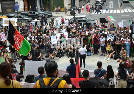 Hunderte versammelten sich am 28. August 2021 in der Bryant Park Library, NYC, um gegen die anhaltende humanitäre Krise in Afghanistan zu protestieren. Stockfoto