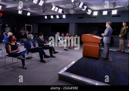 Der Pressesekretär des US-amerikanischen Verteidigungsministerium, John F. Kirby, hält am 28. August 2021 eine Pressekonferenz mit Army Maj. General William D. „Hank“ Taylor über Afghanistan im US-amerikanischen Bundesstaat Washington, D.C.. (Foto des Verteidigungsministeriums der US Air Force, Sgt. Jack Sanders) Stockfoto