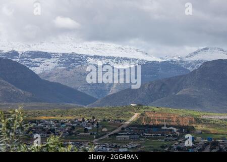 Westkap, Südafrika. August 2021. Das am 28. August 2021 aufgenommene Foto zeigt schneebedeckte Berge in der Western Cape Province, Südafrika. Quelle: Lyu Tianran/Xinhua/Alamy Live News Stockfoto