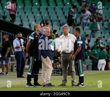 28. August 2021; Benito Villamar&#mixed;n Stadium, Sevilla, Spanien, spanischer La Liga-Fußball, Real Betis gegen Real Madrid; Real Betis-Manager Manuel Pellegrini plaudert vor dem Spiel mit seinen Assistenten Stockfoto