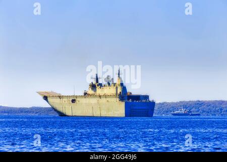 Her Majesty Australian Ship bei der Marineübung in Jervis Bay an der Pazifikküste in Australien - Flaggschiff-Hubschrauberträger LHD-Riese. Stockfoto