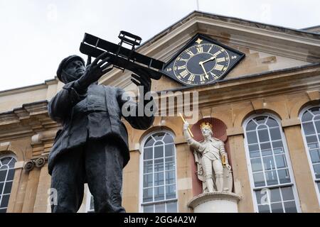 Statue von Charles Stewart Rolls vor der Shire Hall auf dem Agincourt Square in Monmouth, Monmouthshire, England, Großbritannien. 2021 Stockfoto