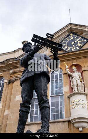 Statue von Charles Stewart Rolls vor der Shire Hall auf dem Agincourt Square in Monmouth, Monmouthshire, England, Großbritannien. 2021 Stockfoto