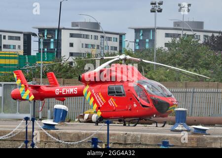 London Air Ambulance-Hubschrauber, der an einem Zwischenfall in East London teilnimmt Stockfoto