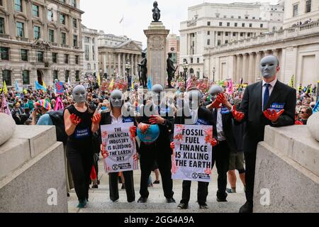 London, Großbritannien. 27. August 2021. Extinction Rebellion protestiert gegen „das Blutgeld“ auf der Bank. Quelle: Waldemar Sikora Stockfoto