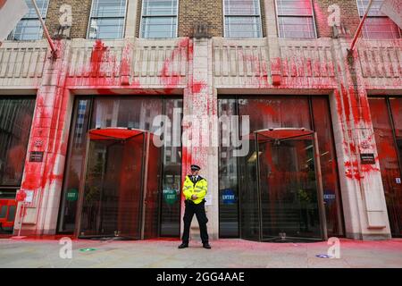 London, Großbritannien. 27. August 2021. Extinction Rebellion protestiert gegen das „Blutgeld“ in Guildhall. Quelle: Waldemar Sikora Stockfoto