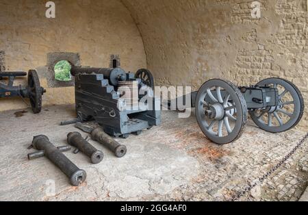 Dinant, Wallonien, Belgien - 8. August 2021: Festung Zitadelle. Kanone vor dem Schießloch mit Ersatzteilumgehungen. Stockfoto