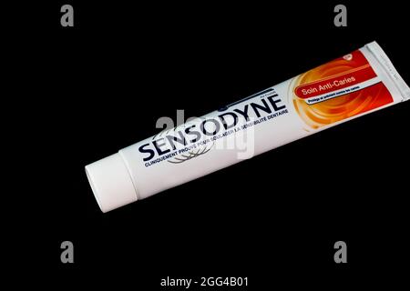 Sensodyne Zahnpasta Tube auf schwarzem Hintergrund. Bukarest, Rumänien, 2021 Stockfoto