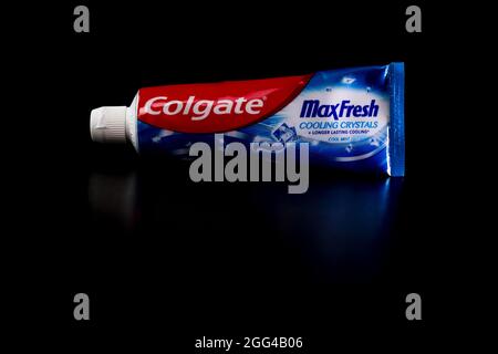 Colgate MaxFresh Zahnpasta Tube auf schwarzem Hintergrund in Bukarest, Rumänien, 2021 Stockfoto