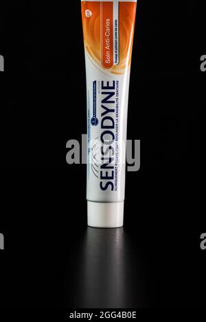 Sensodyne Zahnpasta Tube auf schwarzem Hintergrund. Bukarest, Rumänien, 2021 Stockfoto