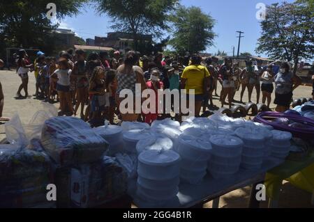 28. August 2021, Natal, Rio Grande do Norte, Brasilien: (INT) die Einwohner der Gemeinde in Natal erhalten Spenden von sozialen Projekten. 28. August 2021, Natal, Rio Grande do Norte, Brasilien: Bewohner der Aurora Maria Gemeinschaft, im Stadtteil Cidade da Esperanca, westlich von Natal, nehmen an dem Projekt ''Chic e Ser Solidario!'' Teil, mit Mittagessen, Verteilung von Lebensmittelkörben, Spielzeug und Kleidung an über hundert bedürftige Familien, an diesem Samstag (28) (Bildnachweis: © Jose Aldenir/TheNEWS2 über ZUMA Press Wire) Stockfoto