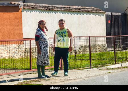 Dorfbewohner verbringen Zeit im Freien an sonnigen Tag, Menschen auf Dorfstraße in Viscri, Rumänien, 2021 Stockfoto