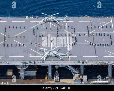 210819-N-WY048-2646 PAZIFISCHER OZEAN (AUG 19, 2021) – Segler, die der Expeditionsseebasis USS Miguel Keith (ESB 5) zugeordnet sind, stehen auf dem Flugdeck in Formation, während das Schiff im Pazifischen Ozean segelt, 19. August. Miguel Keith führt derzeit Routineoperationen in der 3. US-Flotte durch. (USA Navy Foto von Mass Communication Specialist 2nd Class Hector Carrera) Stockfoto