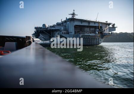 YOKOSUKA, Japan (Aug 28, 2021) – der Flugzeugträger der Nimitz-Klasse, USS Carl Vinson (CVN 70), trifft bei Commander, Fleet Activities Yokosuka zu einem planmäßigen Hafenbesuch ein. Carl Vinson, der in San Diego, Kalifornien, stationiert ist, und die zugehörige Carrier Strike Group (CSG 1) befinden sich im operativen Bereich der 7. US-Flotte im Rotationseinsatz, um die Interoperabilität mit Partnern zu verbessern und als einsatzbereite Kraft zur Unterstützung einer freien und offenen Region im Indo-Pazifik-Raum zu fungieren. (USA Navy Foto von Taylor Curry) Stockfoto