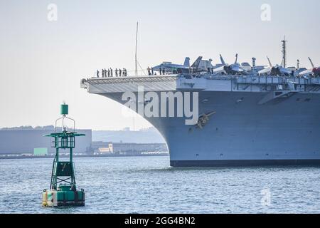 YOKOSUKA, Japan (Aug 28, 2021) – der Flugzeugträger der Nimitz-Klasse, USS Carl Vinson (CVN 70), trifft bei Commander, Fleet Activities Yokosuka zu einem planmäßigen Hafenbesuch ein. Carl Vinson, der in San Diego, Kalifornien, stationiert ist, und die zugehörige Carrier Strike Group (CSG 1) befinden sich im operativen Bereich der 7. US-Flotte im Rotationseinsatz, um die Interoperabilität mit Partnern zu verbessern und als einsatzbereite Kraft zur Unterstützung einer freien und offenen Region im Indo-Pazifik-Raum zu fungieren. (USA Navy Foto von Mass Communication Specialist 1st Class Ian Cotter) Stockfoto