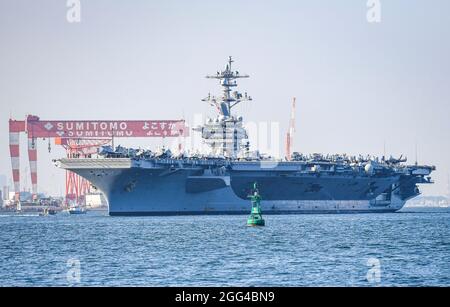 YOKOSUKA, Japan (Aug 28, 2021) – der Flugzeugträger der Nimitz-Klasse, USS Carl Vinson (CVN 70), steuert die Bucht von Tokio auf dem Weg zum Commander, Fleet Activities Yokosuka zu einem planmäßigen Hafenbesuch. Carl Vinson, der in San Diego, Kalifornien, stationiert ist, und die zugehörige Carrier Strike Group (CSG 1) befinden sich im operativen Bereich der 7. US-Flotte im Rotationseinsatz, um die Interoperabilität mit Partnern zu verbessern und als einsatzbereite Kraft zur Unterstützung einer freien und offenen Region im Indo-Pazifik-Raum zu fungieren. (USA Navy Foto von Mass Communication Specialist 1st Class Ian Cotter) Stockfoto