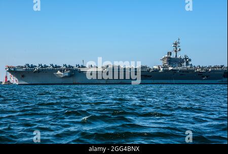 YOKOSUKA, Japan (Aug 28, 2021) – der Flugzeugträger der Nimitz-Klasse, USS Carl Vinson (CVN 70), steuert die Bucht von Tokio auf dem Weg zum Commander, Fleet Activities Yokosuka zu einem planmäßigen Hafenbesuch. Carl Vinson, der in San Diego, Kalifornien, stationiert ist, und die zugehörige Carrier Strike Group (CSG 1) befinden sich im operativen Bereich der 7. US-Flotte im Rotationseinsatz, um die Interoperabilität mit Partnern zu verbessern und als einsatzbereite Kraft zur Unterstützung einer freien und offenen Region im Indo-Pazifik-Raum zu fungieren. (USA Navy Foto von Mass Communication Specialist 3rd Class Zenaida Roth) Stockfoto