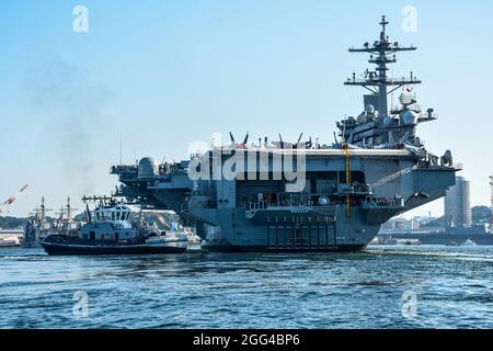 YOKOSUKA, Japan (Aug 28, 2021) – der Flugzeugträger der Nimitz-Klasse, USS Carl Vinson (CVN 70), trifft bei Commander, Fleet Activities Yokosuka zu einem planmäßigen Hafenbesuch ein. Carl Vinson, der in San Diego, Kalifornien, stationiert ist, und die zugehörige Carrier Strike Group (CSG 1) befinden sich im operativen Bereich der 7. US-Flotte im Rotationseinsatz, um die Interoperabilität mit Partnern zu verbessern und als einsatzbereite Kraft zur Unterstützung einer freien und offenen Region im Indo-Pazifik-Raum zu fungieren. (USA Navy Foto von Mass Communication Specialist 3rd Class Zenaida Roth) Stockfoto