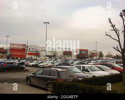 Autos parken, Parkplatz im shopping Center in Bukarest, Rumänien, 2019 Stockfoto