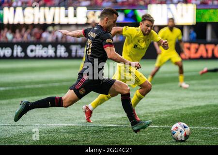 Atlanta United Verteidiger Brooks Lennon (11) dribbelt den Ball während eines MLS Fußballspiels zwischen Nashville SC und Atlanta United am Samstag, den 28. August 2021 im Mercedes-Benz Stadium in Atlanta, GA. Jacob Kupferman/CSM Stockfoto