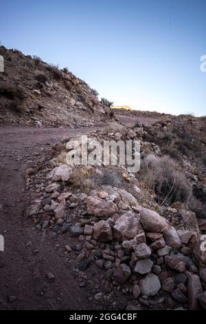 Curvy Road mit Steep Drop auf dem Weg zum Titus Canyon im Death Valley National Park Stockfoto