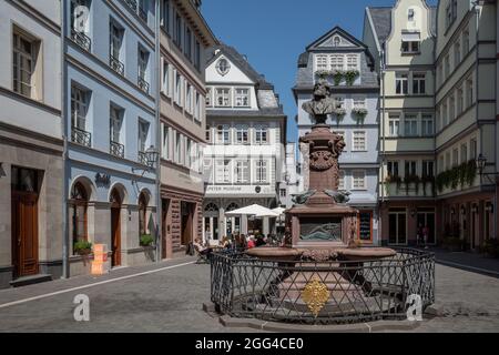 Sonnige Außenansicht des kleinen platzes in der Neuen Altstadt, in Frankfurt, Deutschland. Stockfoto